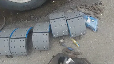 Freightliner. Замена тормозных накладок прицепа.