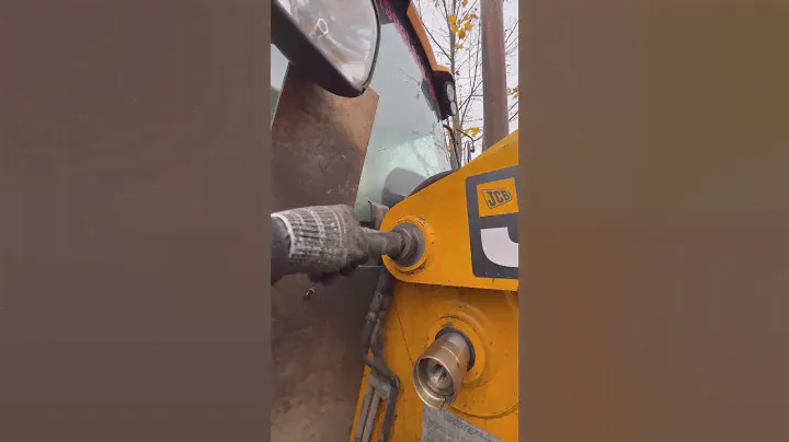 Как я выпрессовываю  палец на JCB с помощью обратно молотка