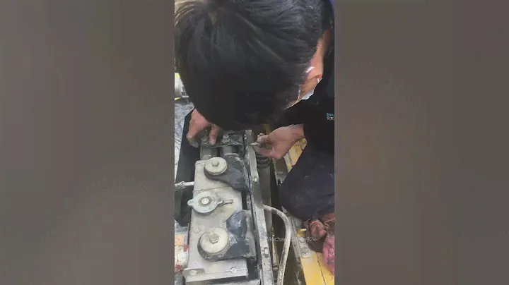 Repair Komatsu 200-8MO high oil temperature cleaning radiator.